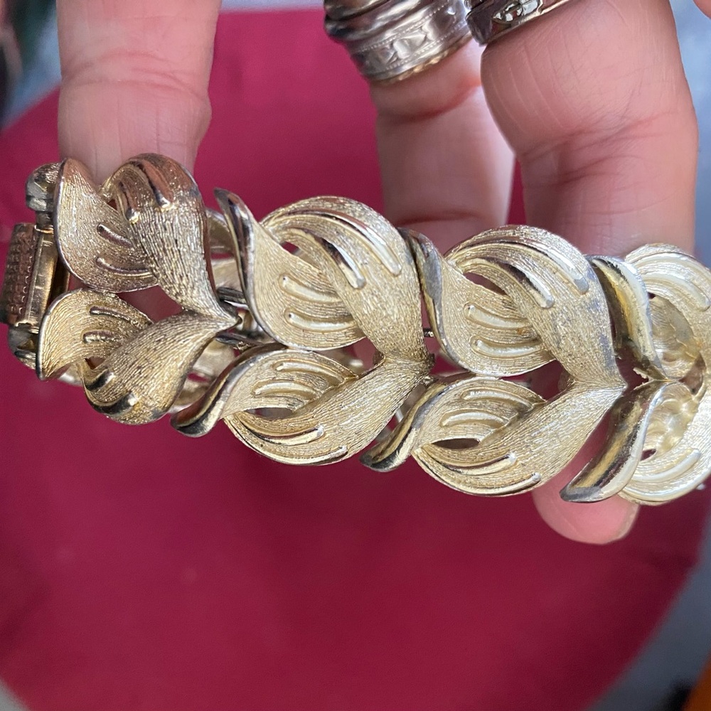 Vintage Coro Pegasus Gold Tone Leaf Link Women's Bracelet Some light wear
